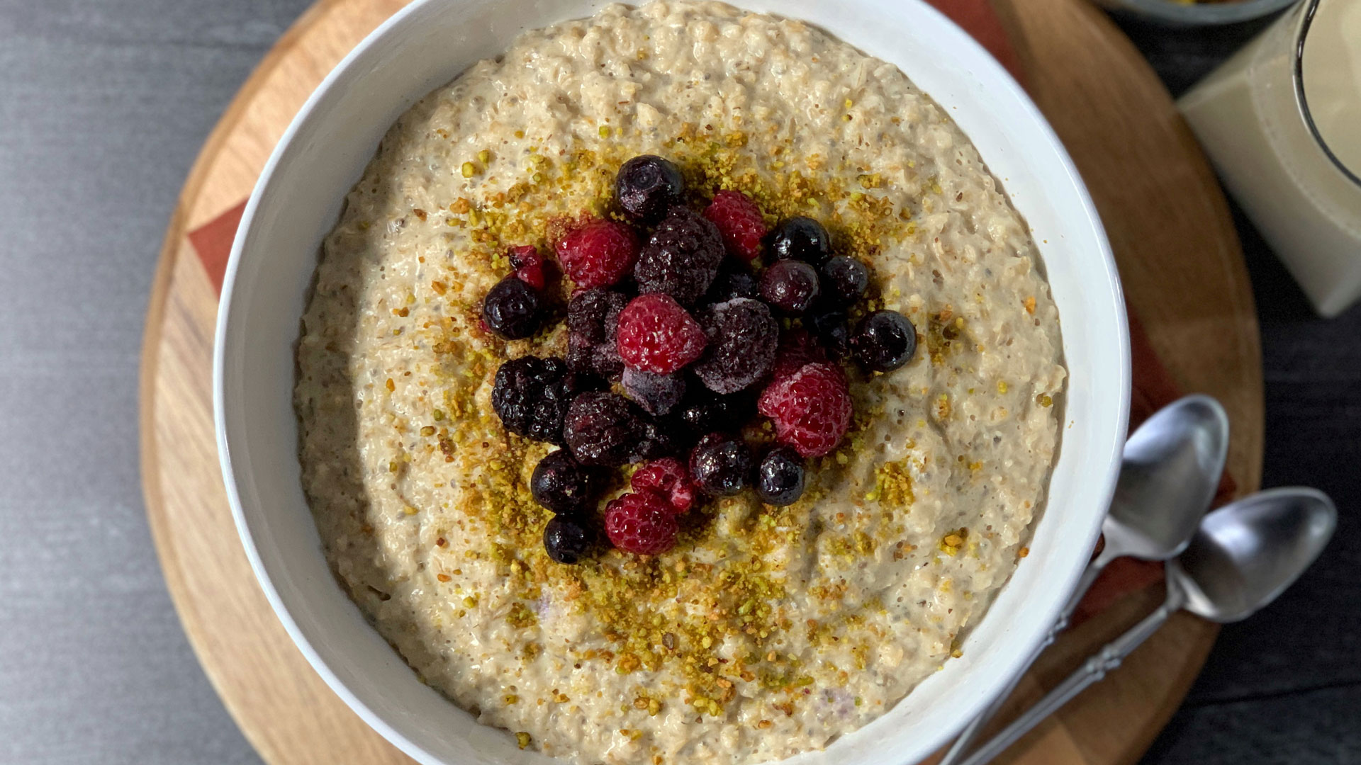 Pistachio, Oat, Chia, Berry Breakfast Porridge